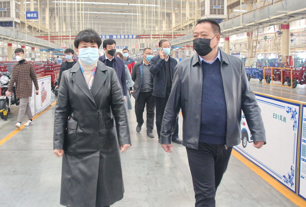 经开区党工委调研公司疫情防控和复工复产工作